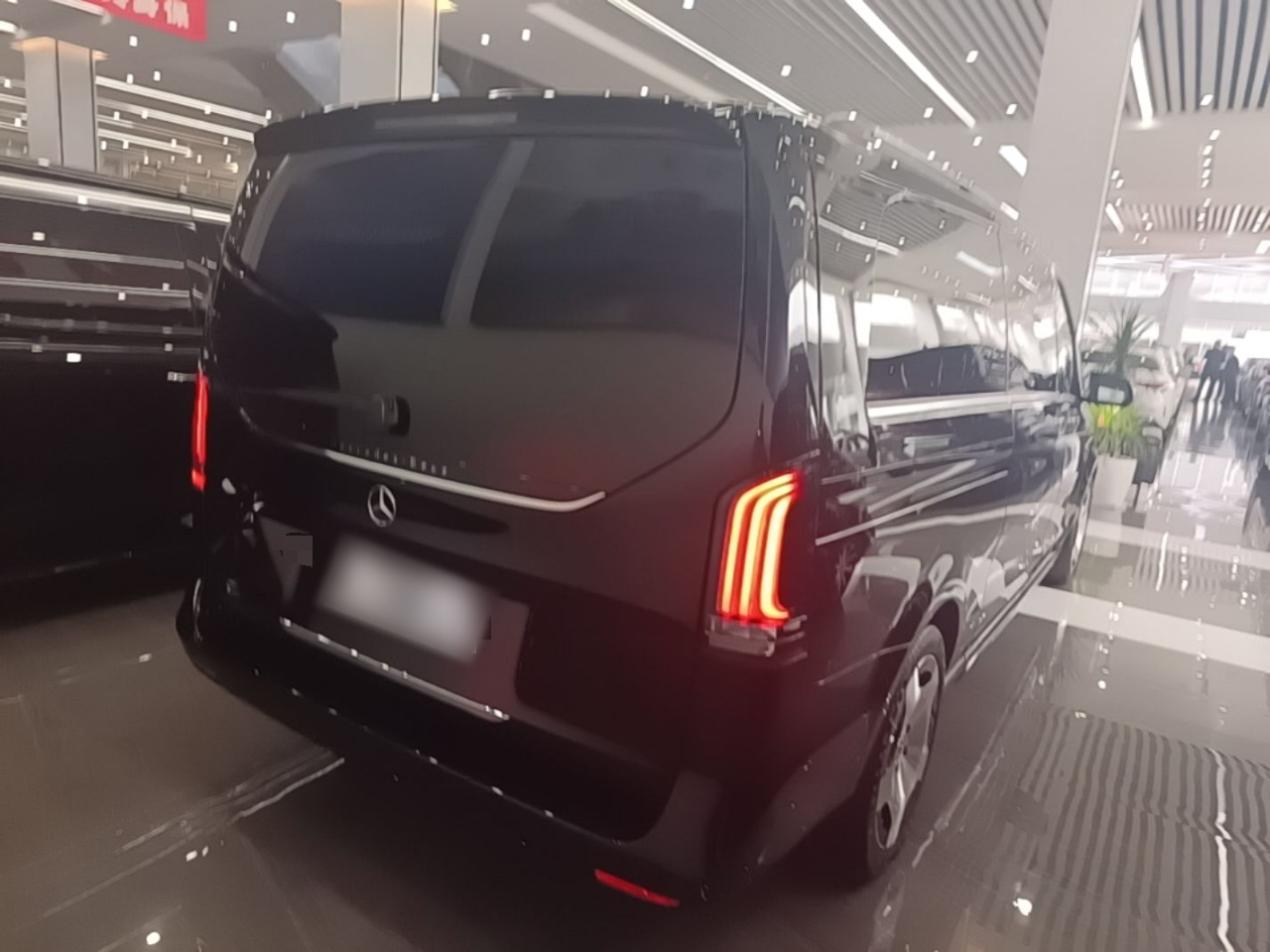 V-Class 2024 V 300 L Long Wheelbase Luxury photo 4
