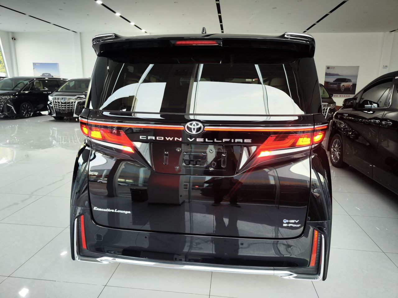 2024 Crown Hybrid 2.5L Supreme Executive photo 3