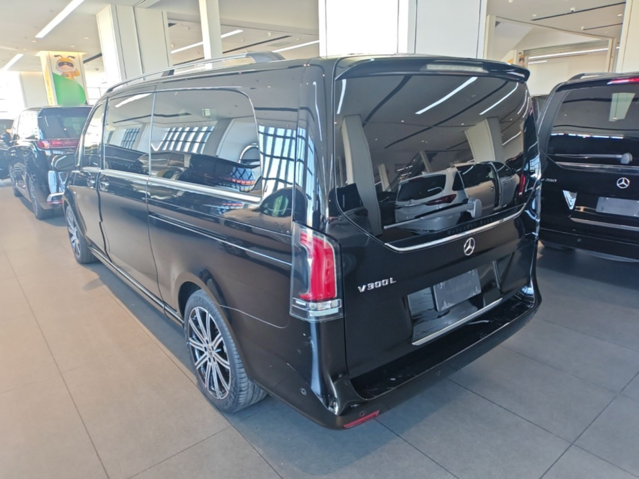 V-Class 2024 V 300 L Long Wheelbase Premium photo 4